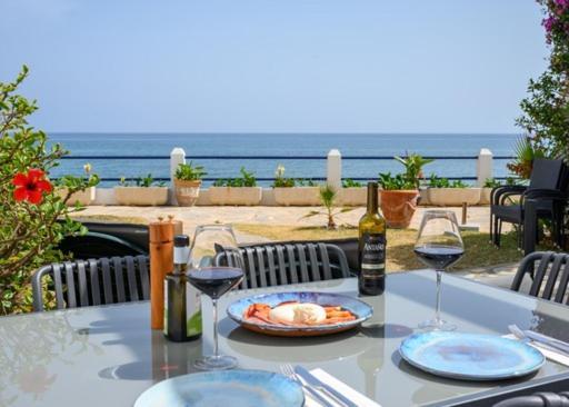 Newly Renovated 2 Bedroom Beachfront House Sitio de Calahonda Exterior photo